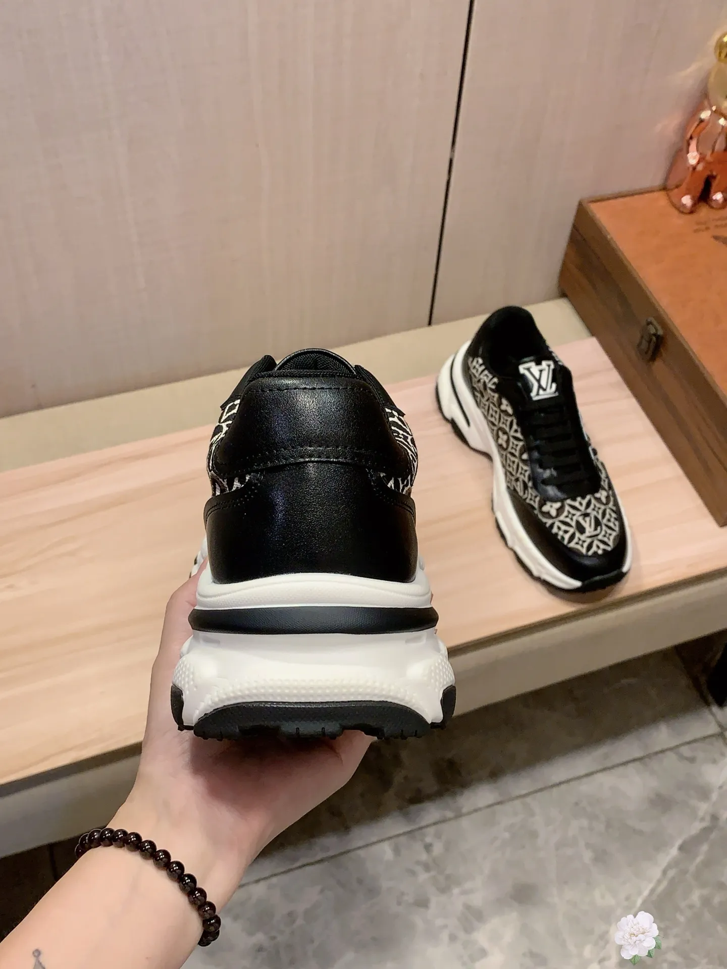 Men's Men's Shoes 💰460💰💰🎩🎩[Lightning][Lightning] "Lv*" The latest and most popular casual shoes, top brands [Seduce] Luxury ~ Purchasing Agency, Top ~ Quality. [Strong] The upper is made of imported breathable cowhide with material ➕ breathable sheepskin feet (•) and fine workmanship. The original stylish and stylish soft rubber wear-resistant and non-slip outsole is light and comfortable on the feet. The real thing looks better when photographed in person. 111: code: 38-44, 3️⃣ colors selected
